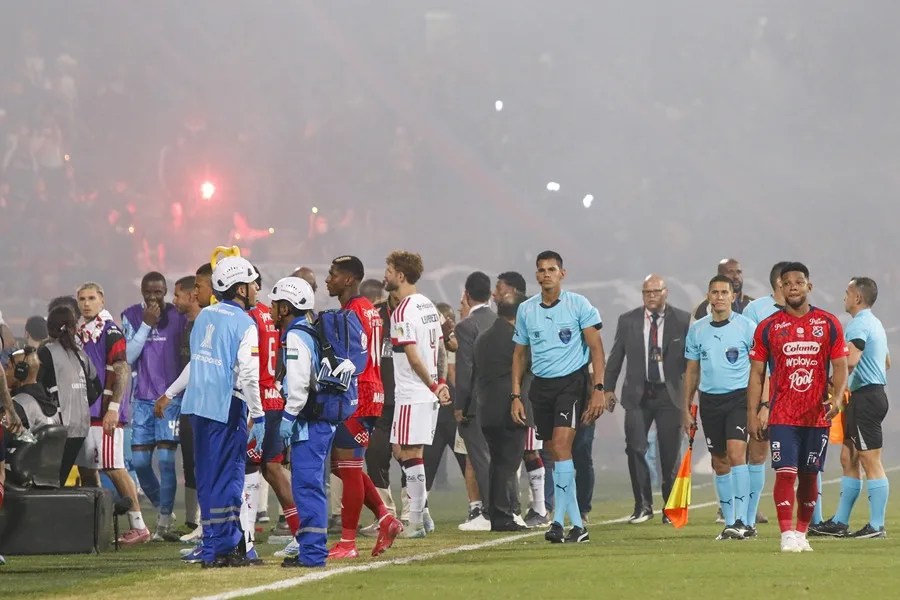 Interrumpen el partido Medellín-Flamengo por desmanes en una tribuna