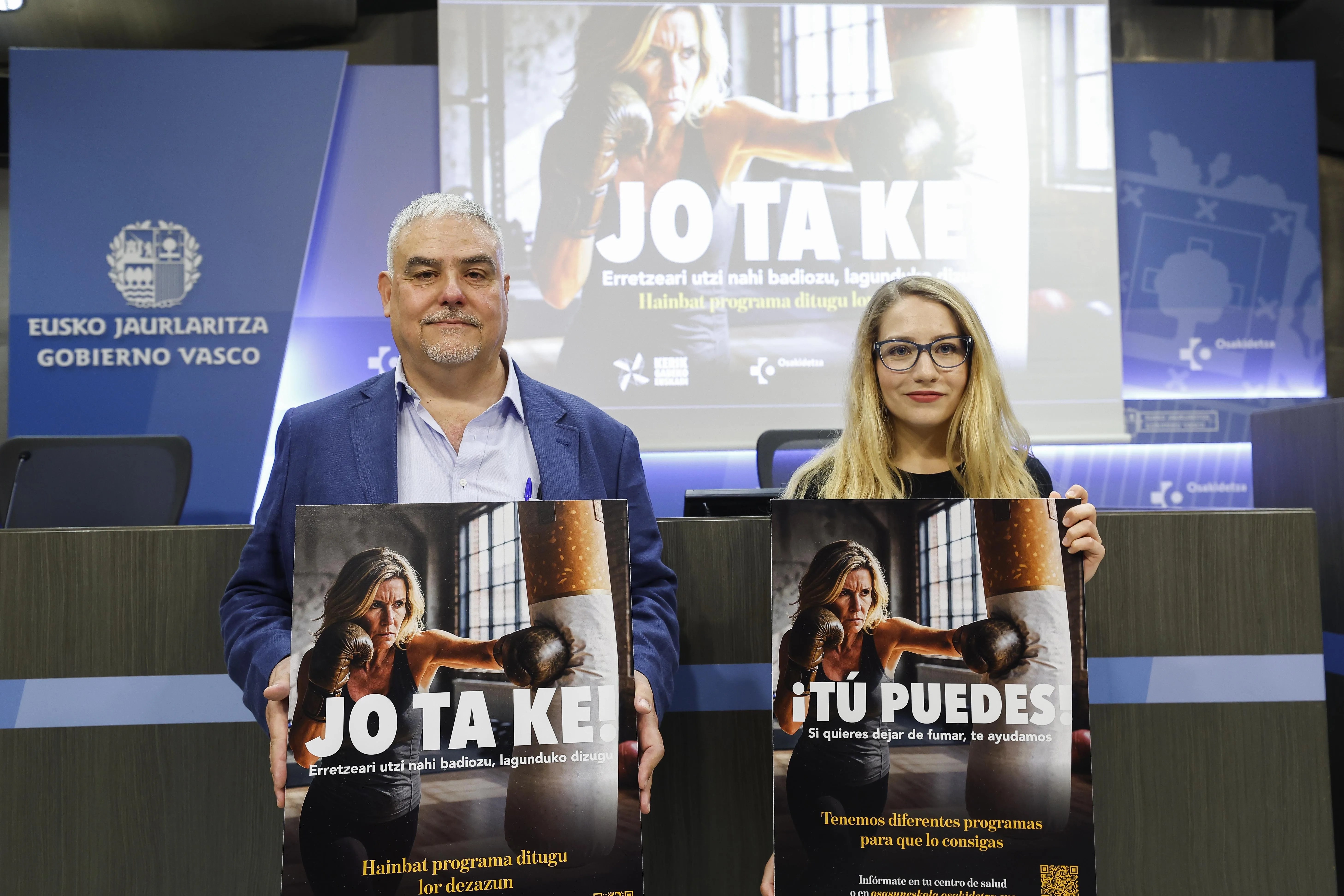 El director de Salud Pública y Adicciones del Gobierno Vasco, Guillermo Herrero (i), y la enfermera comunitaria de Osakidetza, Sonia González (d). EFE/ Miguel Toña