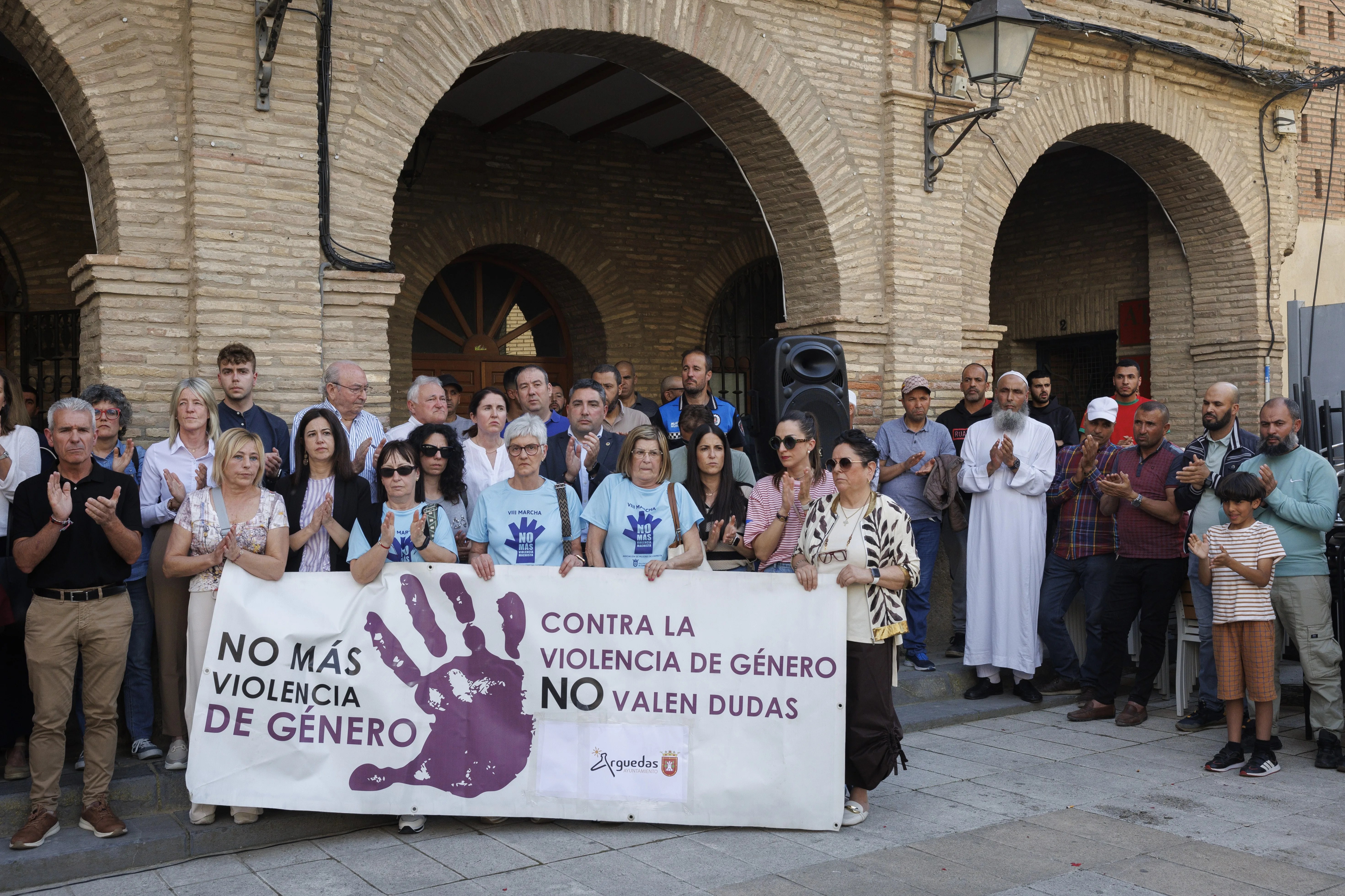 Imagen de la concentración celebrada en la localidad navarra de Arguedas contra la muerte de una mujer, un suceso investigado como crimen machista