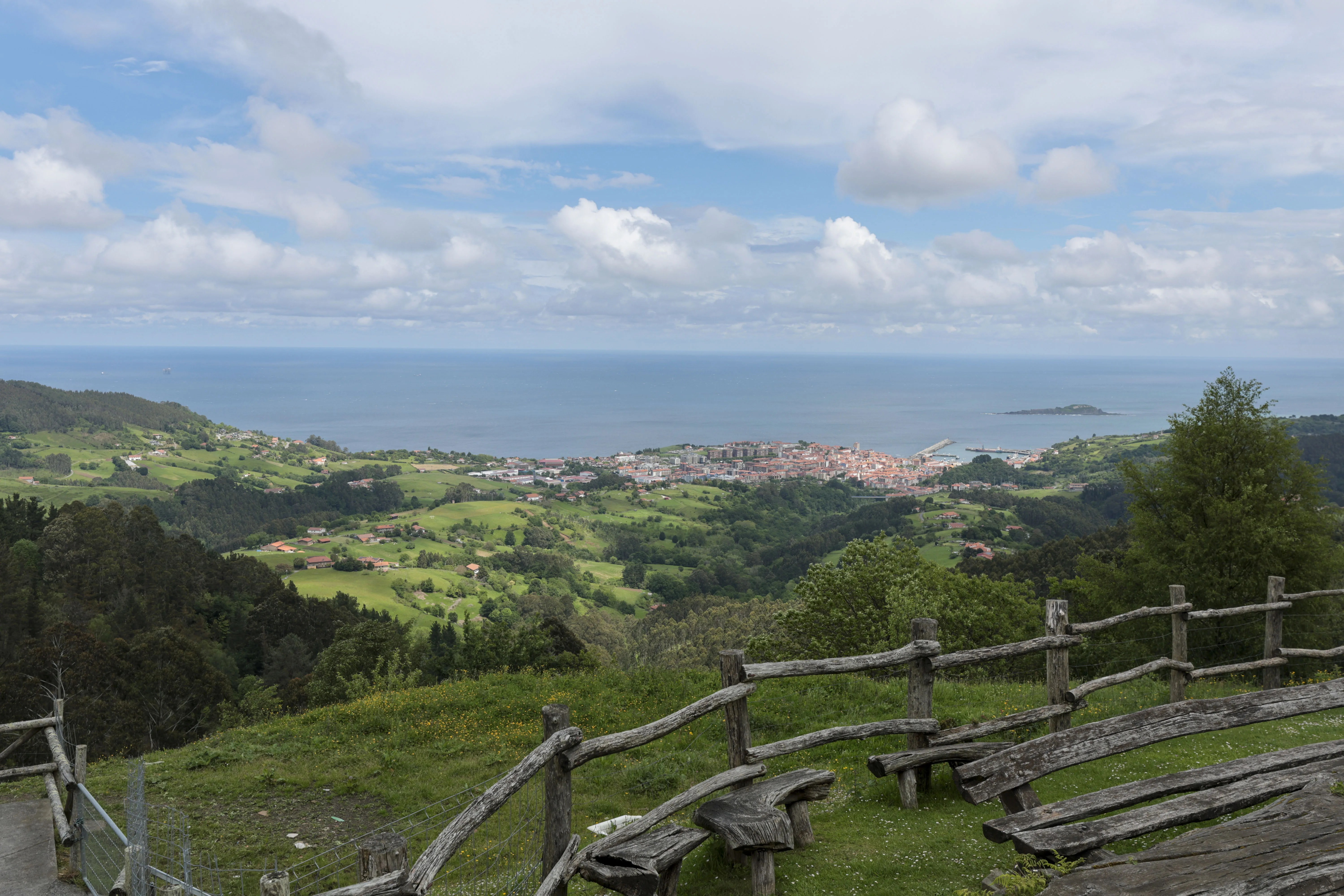 Imagen de Bermeo con su isla de Izaro, dentro de la Reserva de la Biosfera de Urdaibai (Bizkaia). EFE/Luis Tejido