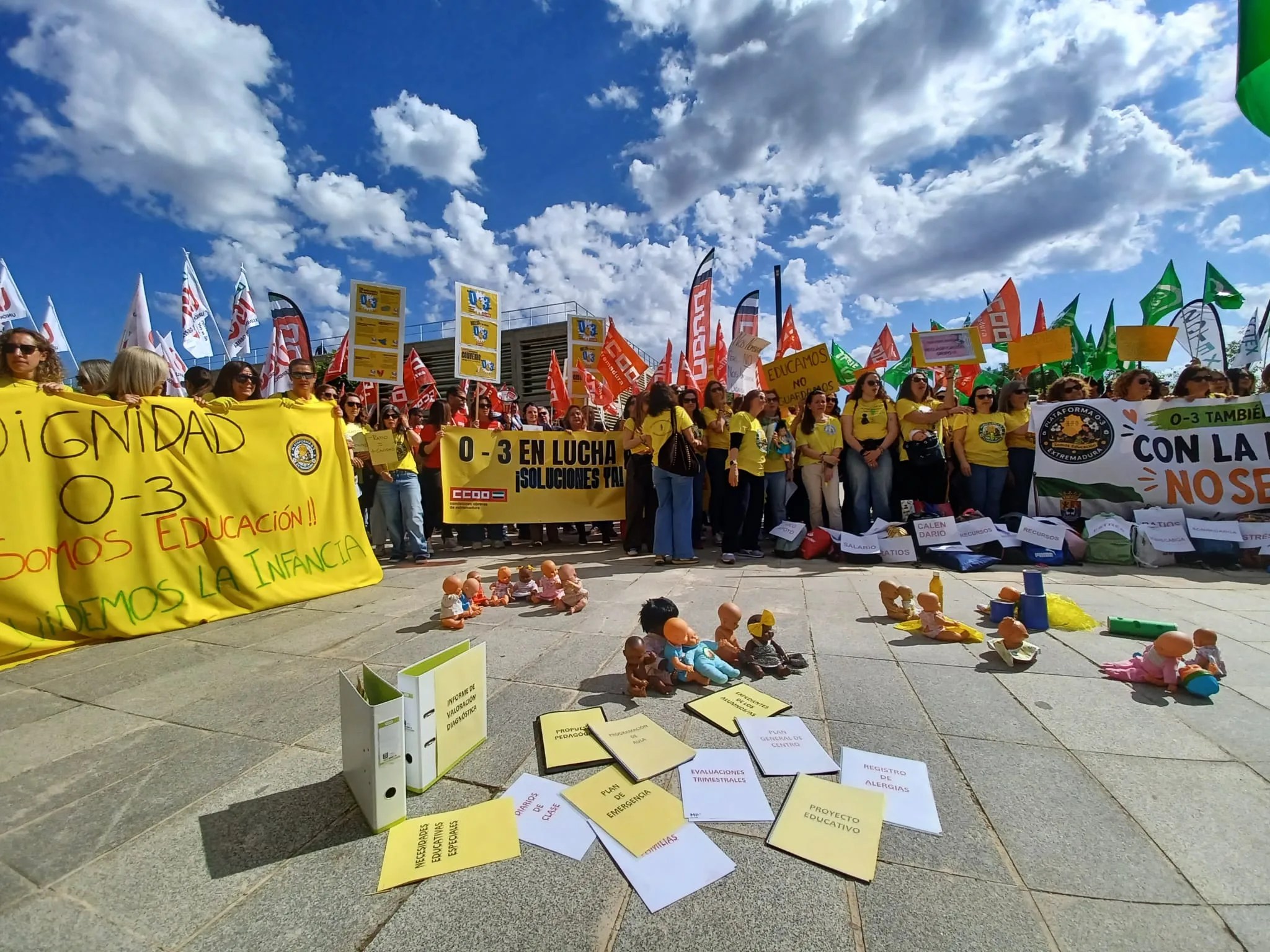 Educadoras infantiles, junto a representantes sindicales y del PSOE y Unidas Por Extremadura, se han concentrado este jueves ante la Consejería de Educación y Formación Profesional, en Mérida, para reivindicar mejoras en su trabajo.