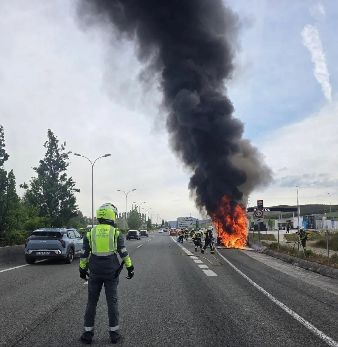 Imagen cedida del autobús de transporte público incendiado este lunes en Mutilva