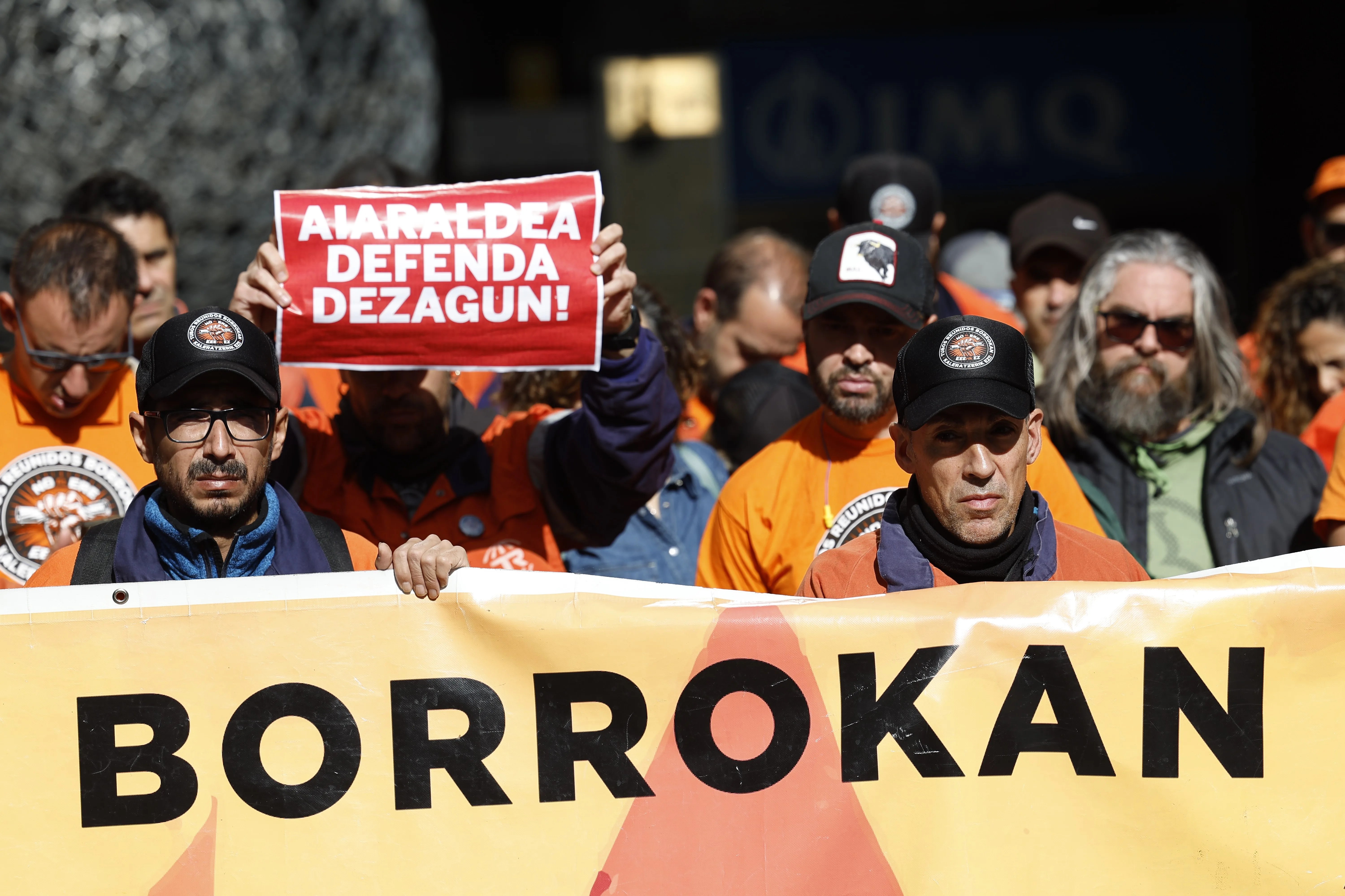 Trabajadores de Tubos Reunidos se han concentrado este martes frente a las oficinas de la empresa en Bilbao y se han manifestado posteriormente por la capital vizcaína. EFE/ Miguel Toña