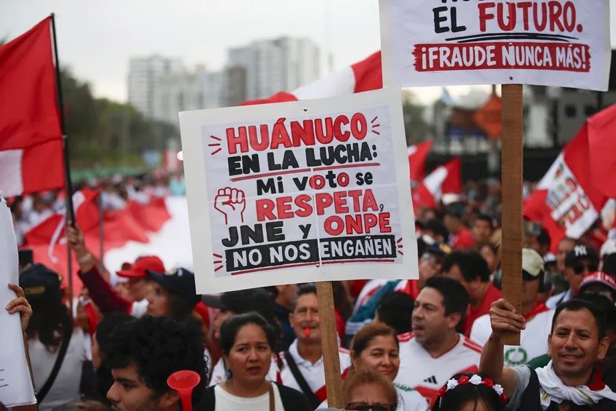 Simpatizantes del ultraderechista Rafael López Aliaga participan en una manifestación contra el Jurado Nacional de Elecciones (JNE) en Lima (Perú). EFE/ Paolo Aguilar