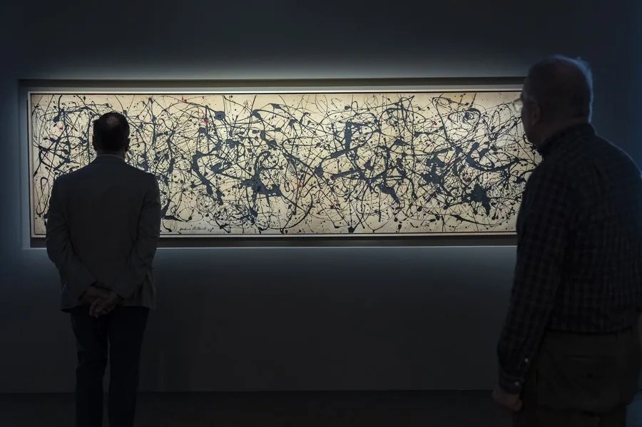 Fotografía de archivo de una persona observando la pintura de Jackson Pollock (1912-1956), 'Number 7A' (1948). EFE/ Angel Colmenares