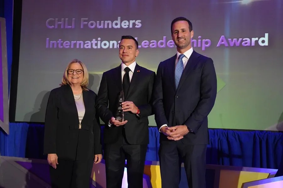 El presidente de Ecuador, Daniel Noboa (c), posa junto al congresista de los Estados Unidos, Miguel Díaz Balart (d), y la excongresista de los Estados Unidos, Ileana Ros-Lehtinen, en la 22.ª gala anual y entrega de los Premios al Liderazgo 'Mosaico de Voces' en Washington (EE.UU.). EFE/ Octavio Guzmán
