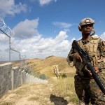 Fotografía de archivo de un soldado dominicano en el muro que el gobierno dominicano levanta en la frontera con Haití, en el paso fronterizo de Comendador (República Dominicana). EFE/ Orlando Barría