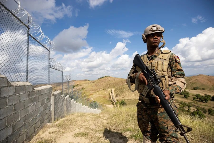 Fotografía de archivo de un soldado dominicano en el muro que el gobierno dominicano levanta en la frontera con Haití, en el paso fronterizo de Comendador (República Dominicana). EFE/ Orlando Barría
