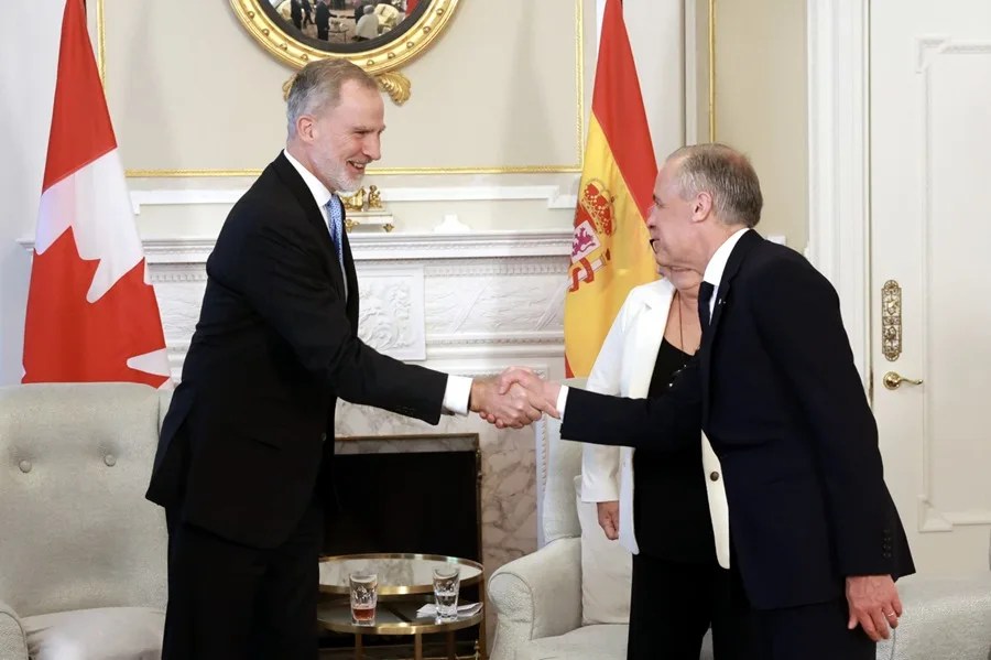 El rey de España Felipe VI posa junto a la gobernadora general de Canadá Mary Simon (c) y el primer ministro de Canadá, Mark Carney, este martes, en Ottawa (Canadá). EFE/ Casa de S.M. el Rey