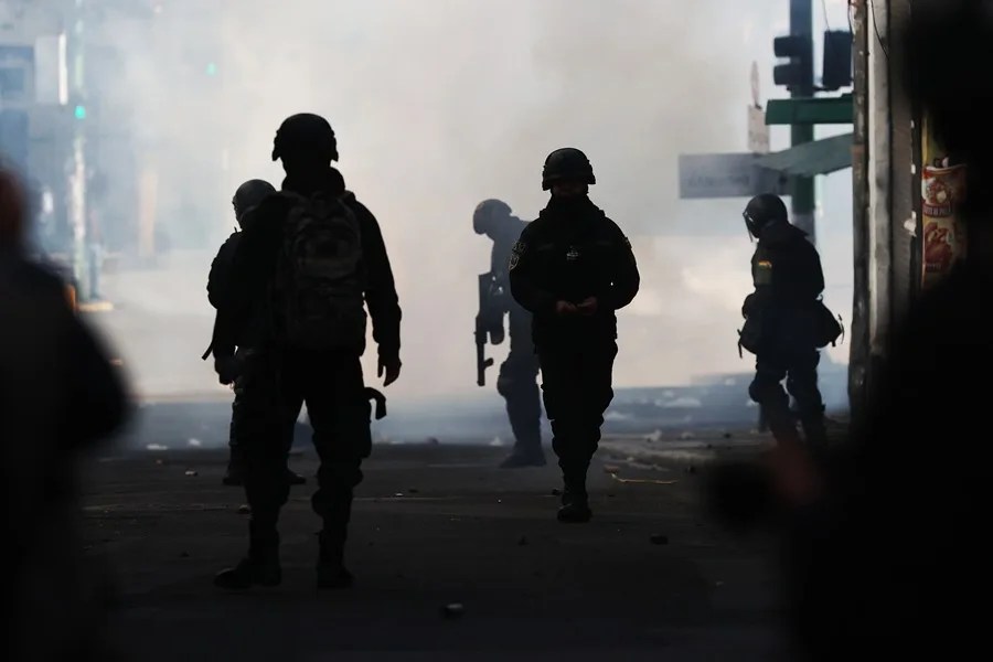 Integrantes de la Policía de Bolivia reaccionan durante una jornada de protestas que exigen la renuncia del presidente de Bolivia, Rodrigo Paz, este lunes en La Paz (Bolivia). EFE/ Luis Gandarillas