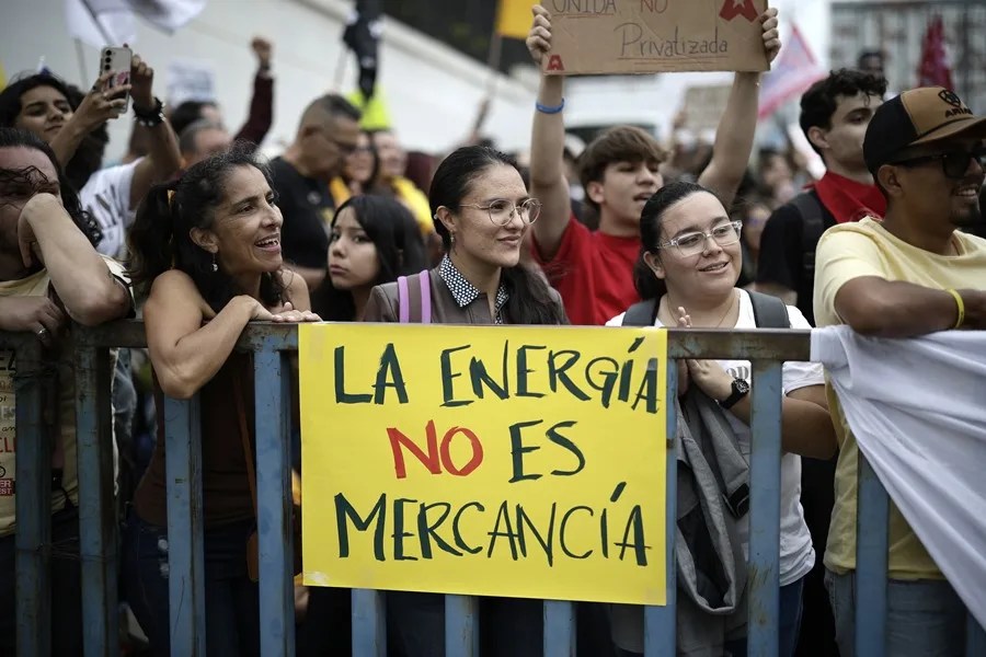 Personas se manifiestan este martes durante una protesta en contra de un proyecto de ley que busca incrementar la participación de empresas en la generación de electricidad en San José (Costa Rica). EFE/ Jeffrey Arguedas