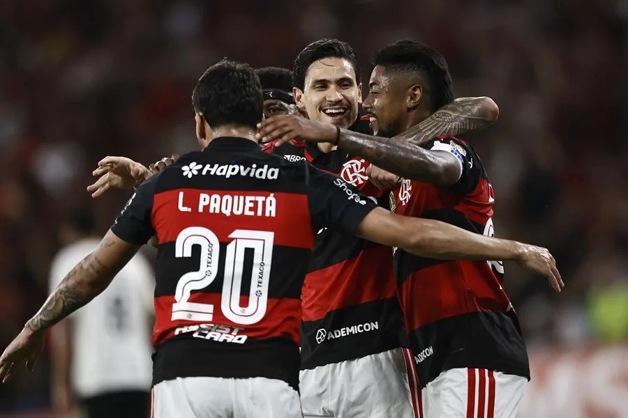 Jugadores de Flamengo celebran un gol este martes, durante un partido de la fase de grupos de la Copa Libertadores entre Flamengo y Cusco en el estadio Maracaná en Rio de Janeiro (Brasil). EFE/ André Coelho