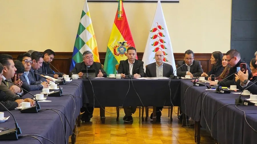 Fotografía cedida por la vicepresidencia de Bolivia que muestra de izquierda a derecha: al obispo de El Alto, Giovani Arana; el vicepresidente de Bolivia, Edmand Lara; el ministro de la Presidencia de Bolivia, José Luis Lupo, y el Defensor del Pueblo, Pedro Callisaya, durante una reunión este miércoles, en La Paz (Bolivia). EFE/ Vicepresidencia De Bolivia