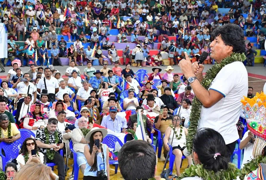 Fotografía de archivo del expresidente boliviano Evo Morales (d) hablando durante un evento en Villa Tunari (Bolivia). EFE/Jorge Abrego