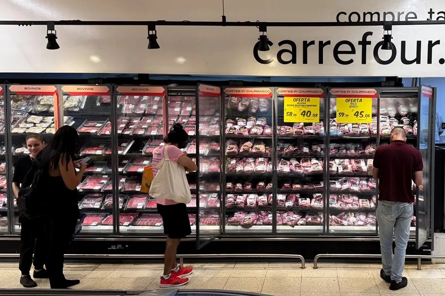 Fotografía de archivo de personas observando la estantería de carnes en un supermercado en São Paulo (Brasil). EFE/ Isaac Fontana