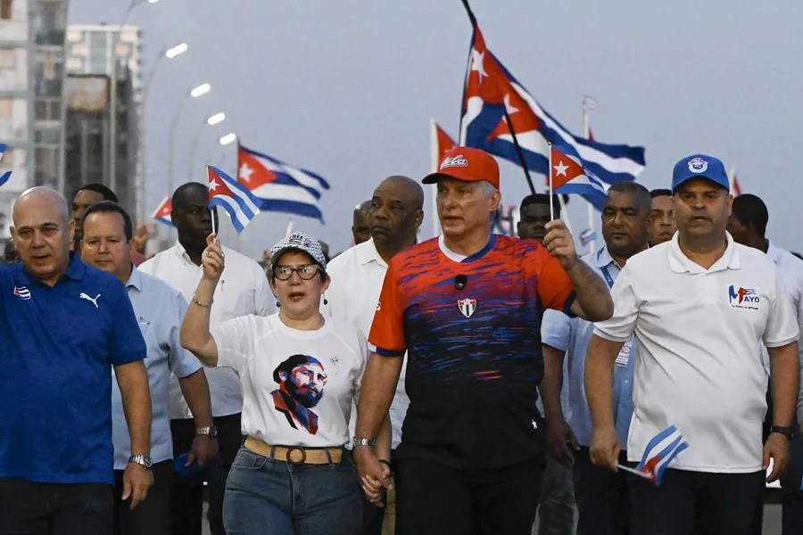 El presidente de Cuba, Miguel Diaz-Canel (c), y su esposa Lis Cuesta (c-i) participan en la conmemoración del Día Internacional del Trabajo este viernes, en La Habana (Cuba). EFE/ Norlys Perez/ POOL