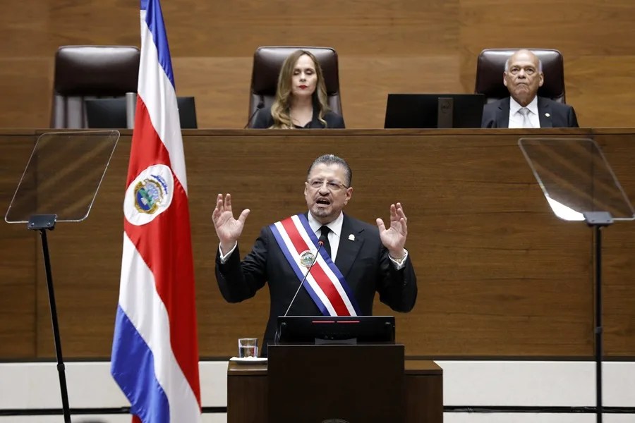 Fotografía cedida por la Asamblea Legislativa de Costa Rica del presidente de costarricense, Rodrigo Chaves, hablando ante la Asamblea Legislativa este lunes, en San José (Costa Rica). EFE/ Asamblea Legislativa de Costa Rica