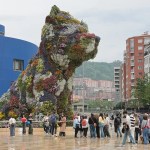 Turistas junto a la escultura de Puppy, en el museo Guggenheim