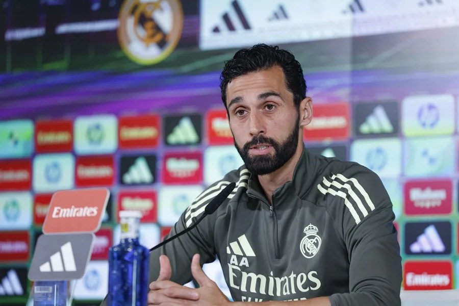 El entrenador del Real Madrid, Álvaro Arbeloa, da una rueda de prensa.