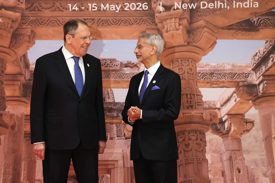 El ministro de Asuntos Exteriores de la India, Subrahmanyam Jaishankar (derecha), conversa con el ministro de Asuntos Exteriores de Rusia, Serguéi Lavrov