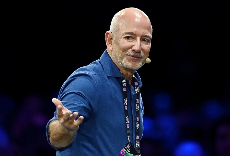 Bezos ve "muy factible" llevar centros de datos al espacio, pero admite que aún tardará