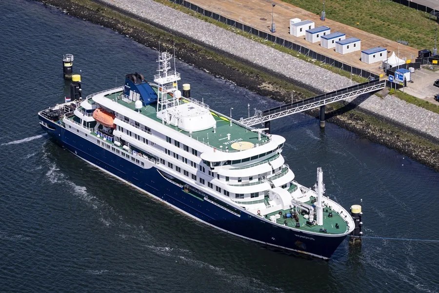El crucero Hondius llega a Róterdam para su desinfección