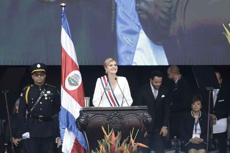 Laura Fernández jura como la segunda mujer presidenta de Costa Rica y anuncia "mano dura"