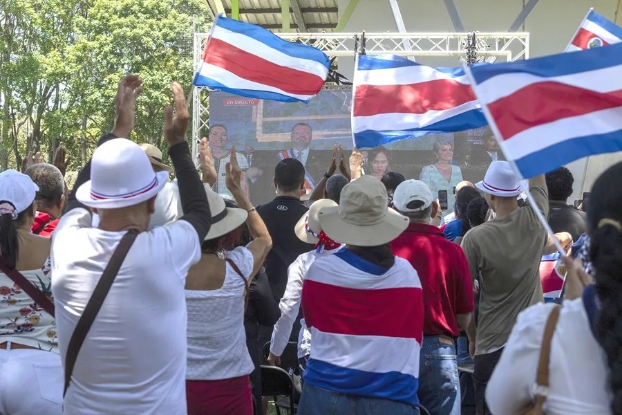 Laura Fernández jura como la segunda mujer presidenta de Costa Rica y anuncia "mano dura"