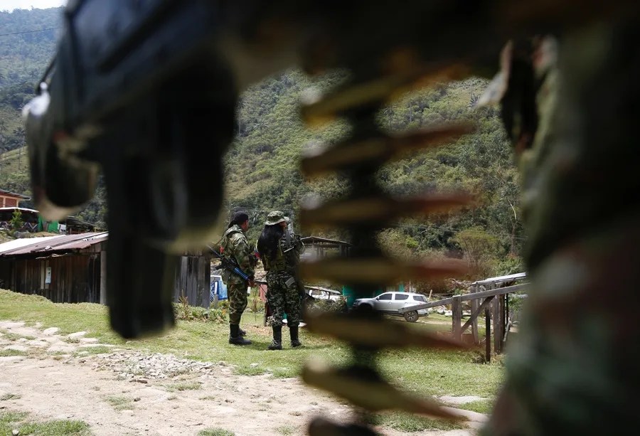 Al menos 48 muertos en enfrentamientos entre dos disidencias de las FARC en Colombia