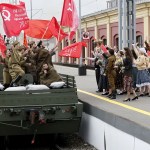 Miembros de clubes de historia militar participan en una recreación teatral dedicada a la llegada de los «Trenes de la Victoria» a la estación de ferrocarril del Báltico en Leningrado, hoy San Petersburgo, Rusia. EFE/EPA/ANATOLY MALTSEV