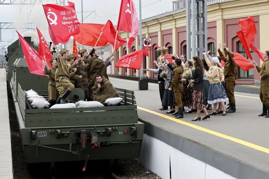 Miembros de clubes de historia militar participan en una recreación teatral dedicada a la llegada de los «Trenes de la Victoria» a la estación de ferrocarril del Báltico en Leningrado, hoy San Petersburgo, Rusia. EFE/EPA/ANATOLY MALTSEV