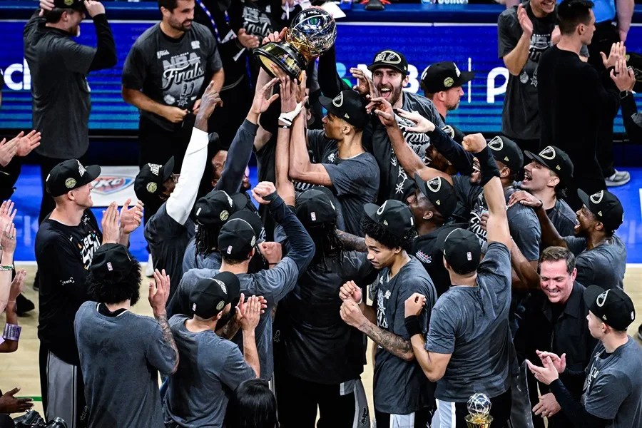 Los San Antonio Spurs celebran tras ganar el séptimo partido de las finales de la Conferencia Oeste de la NBA. EFE/EPA/GERALD LEONG
