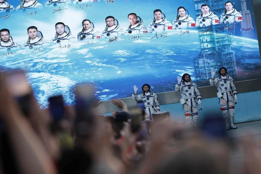 Los astronautas de la misión espacial Shenzhou-23 durante la ceremonia de despedida en el Centro de Lanzamiento de Satélites de Jiuquan, China.
