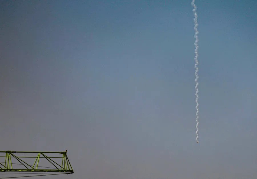 Fotografía de archivo de humo procedente de lo que parece ser la interceptación de un misil, visible en el cielo de Dubái tras un supuesto ataque iraní contra Dubái, Emiratos Árabes Unidos. EFE/EPA/STRINGER