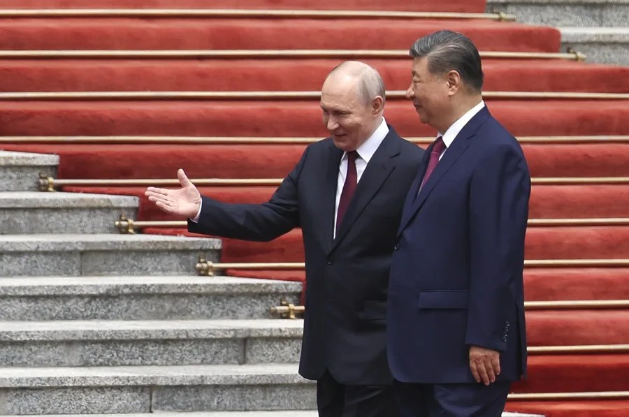 El presidente ruso, Vladímir Putin (izquierda), camina junto al presidente chino, Xi Jinping (derecha), durante una ceremonia de bienvenida celebrada en el Gran Salón del Pueblo de Pekín, China. EFE/EPA/Maxim Shemetov / POOL
