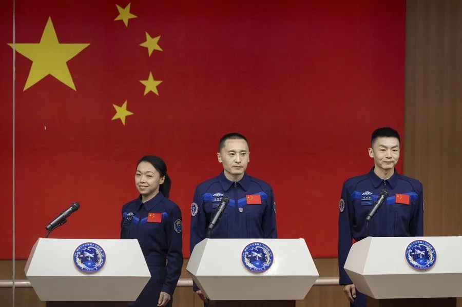 Los astronautas de la misión espacial Shenzhou-23 (de izquierda a derecha) Li Jiaying, Zhu Yangzhu y Zhang Zhiyuan, llegan a la rueda de prensa para la presentación de su misión, en el Centro de Lanzamiento de Satélites de Jiuquan, cerca de Jiuquan, China. EFE/EPA/ANDRÉS MARTÍNEZ CASARES