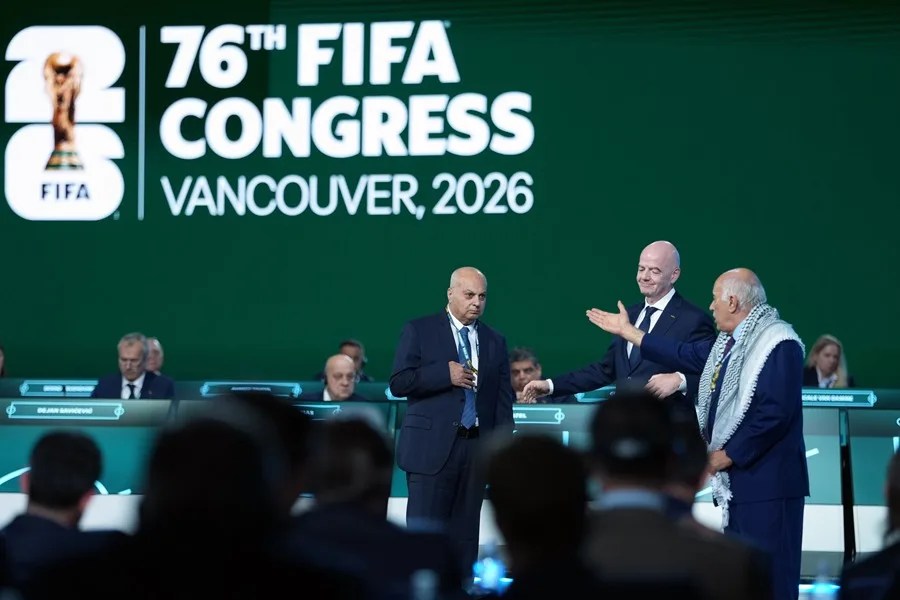 Jibril Rajoub (D), presidente de la Federación Palestina de Fútbol, gesticula mientras el presidente de la FIFA, Gianni Infantino (C), y Moshe «Shino» Zuares (I), presidente de la Federación Israelí de Fútbol, observan durante el 76.º Congreso de la FIFA de 2026 en Vancouver, Canadá, el 30 de abril de 2026. EFE/EPA/BOB FRID