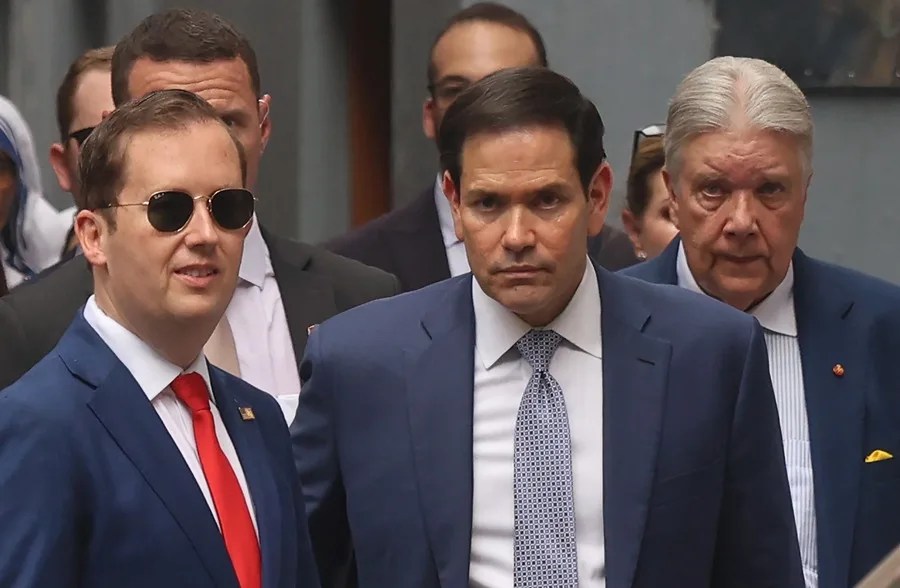 El Secretario de Estado de EE. UU., Marco Rubio, se retira tras su visita a la Casa Madre en Kolkata, India.