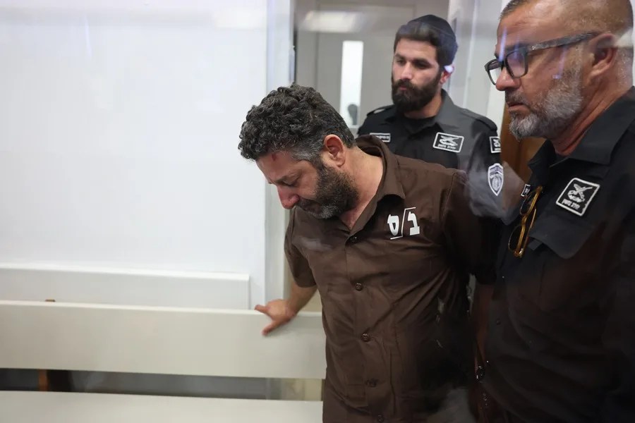 Saif Abu Keshek (C), miembro de la Flotilla Global Sumud, llega al Tribunal de Primera Instancia de Ashkelon, Israel