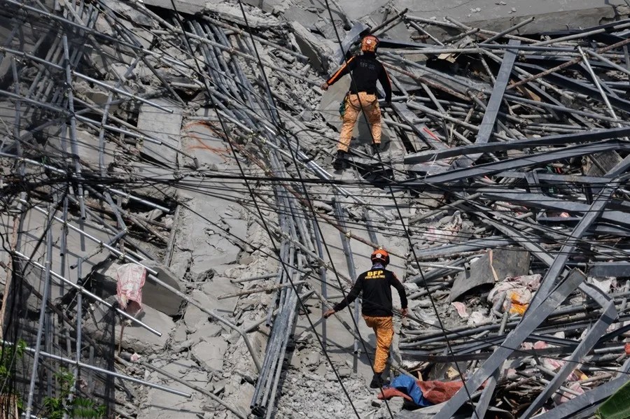 Tres muertos y 17 desaparecidos tras el derrumbe de un edificio en construcción en Filipinas