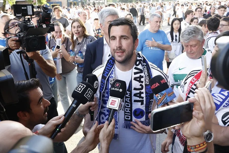 Enrique Riquelme atiende a los medios en el estadio Santiago Bernabéu
