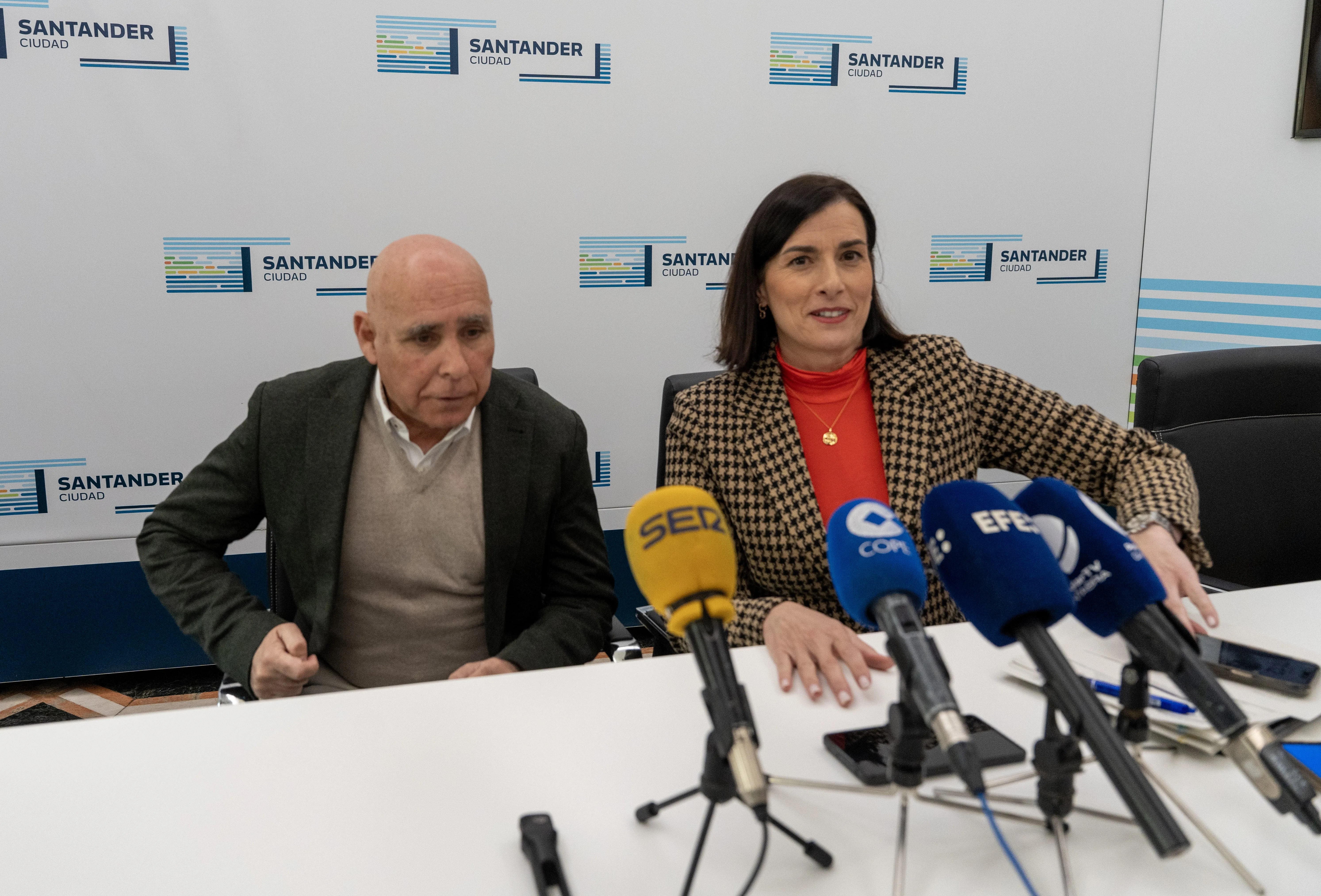 La alcaldesa de Santander, Gema Igual (d), y el presidente del Racing, Manuel Higuera (i), presiden la comisión de seguimiento del convenio entre el Consistorio y el club. EFE/ Román G. Aguilera