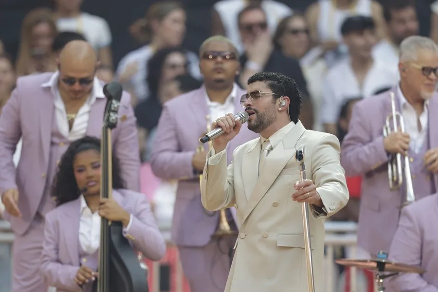 El cantante y compositor puertorriqueño Bad Bunny durante el concierto que ha ofrecido este sábado en el estadio Metropolitano, en Madrid. EFE/ Juanjo Martín