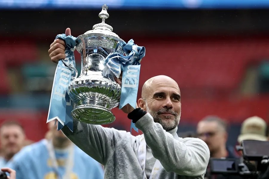 El entrenador del Manchester City, Pep Guardiola, celebra con la copa tras ganar la final de la FA Cup inglesa