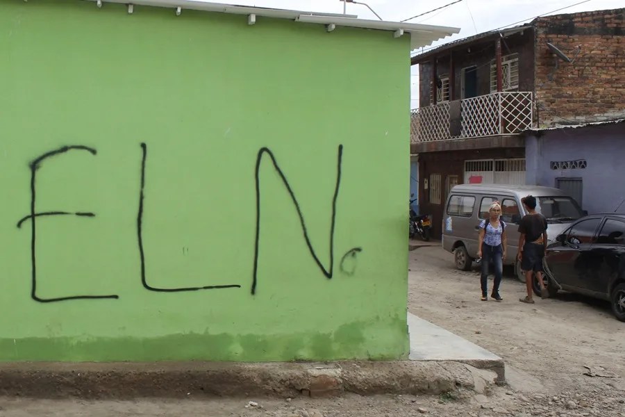 El ELN "condena" a hasta cinco años de prisión a dos funcionarios colombianos que tiene secuestrados