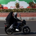 Una pareja iraní conduce una motocicleta en una calle de Teherán