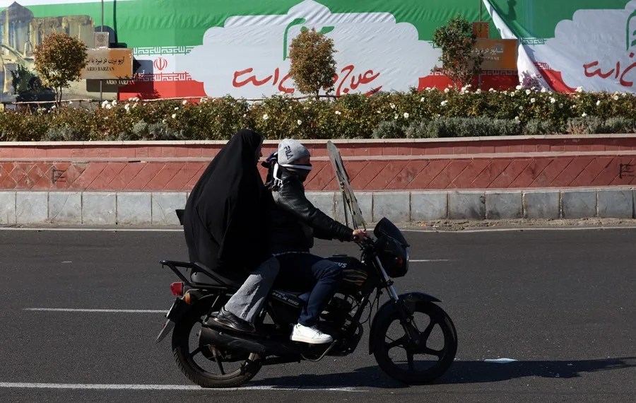 Una pareja iraní conduce una motocicleta en una calle de Teherán
