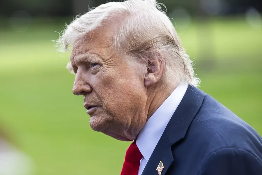 Trump llama "locos" a la prensa y a los demócratas por su postura sobre Irán