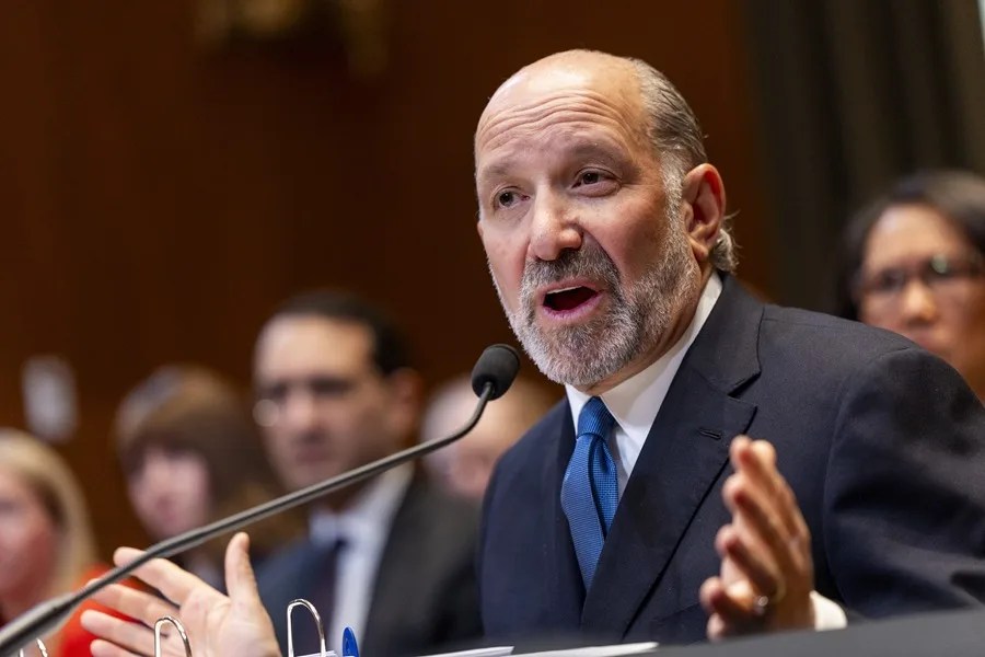 El secretario de Comercio de Trump declara en el Congreso por sus vínculos con Epstein