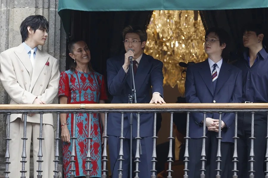 La presidenta de México, Claudia Sheinbaum (2-i) reacciona junto a los integrantes del grupo surcoreano de K-pop BTS este miércoles, durante una visita al Palacio Nacional de Ciudad de México (México). EFE/ Sáshenka Gutiérrez